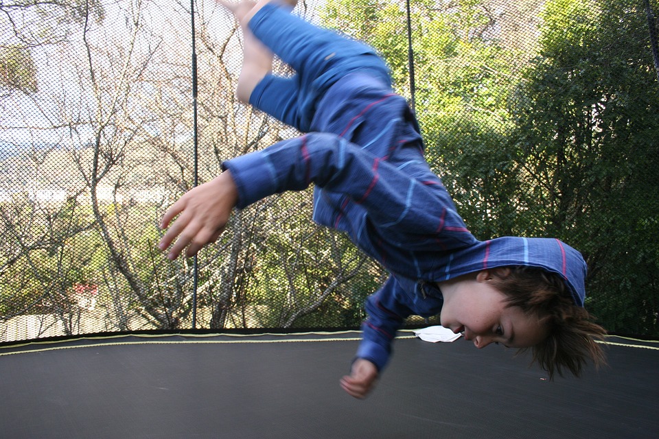 dítě na trampolíně
