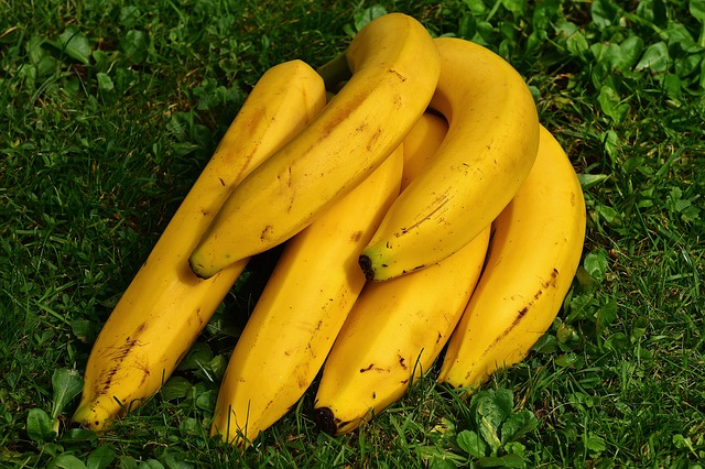 banány na trávě.jpg